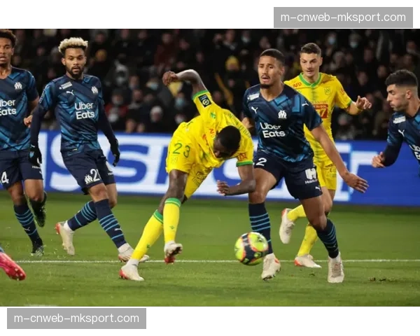 特写：南特前锋连续三次压迫未果，因体力不支被换下